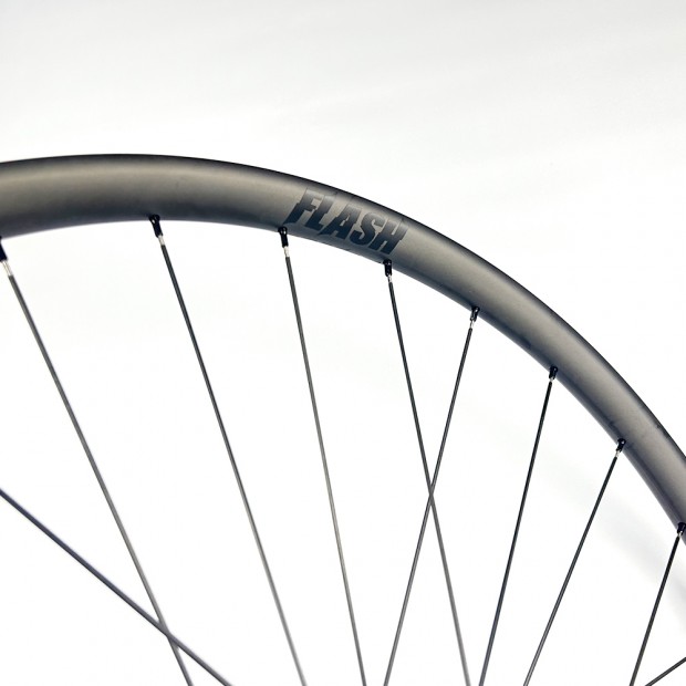 超軽量999g 29er MTB カーボンホイールセット 33x20mm インナー幅27mm チューブレス フックレス 非対称 超軽量999g 29er MTB カーボンホイールセット 33x20mm インナー幅27mm チューブレス フックレス 非対称